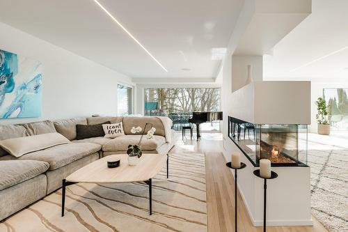 Living room - 21 Cours East Gables, Beaconsfield, QC - Indoor Photo Showing Living Room