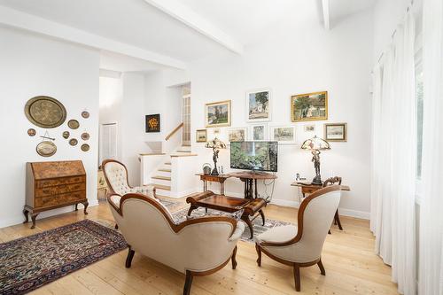 Salon - 38 Av. Margaret-Ann, Beaconsfield, QC - Indoor