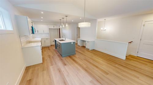 B-353 Legacy Lookout, Cranbrook, BC - Indoor Photo Showing Kitchen