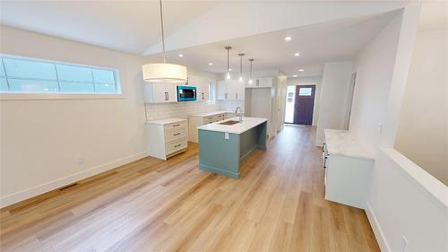 B-353 Legacy Lookout, Cranbrook, BC - Indoor Photo Showing Kitchen