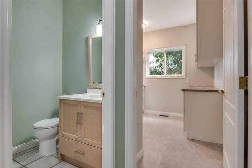 2317 Teal Place, Vernon, BC - Indoor Photo Showing Bathroom