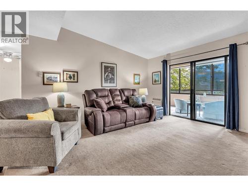 740 Winnipeg Street Unit# 401, Penticton, BC - Indoor Photo Showing Living Room