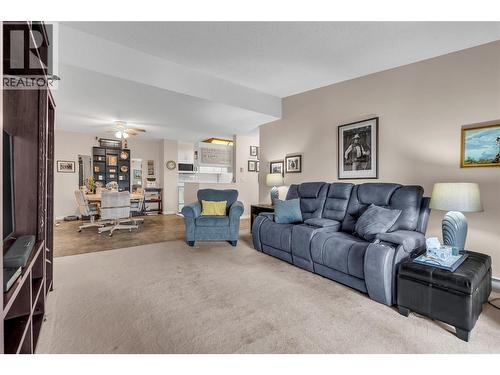 740 Winnipeg Street Unit# 401, Penticton, BC - Indoor Photo Showing Living Room