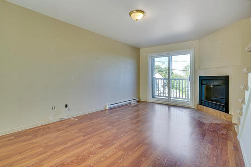 Living room - 722 Rue Du Muguet, Sainte-Agathe-Des-Monts, QC - Indoor With Fireplace