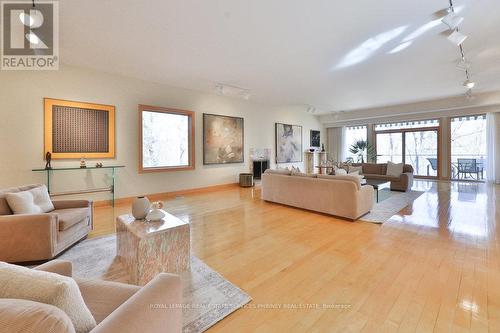 937 Whittier Crescent, Mississauga, ON - Indoor Photo Showing Living Room
