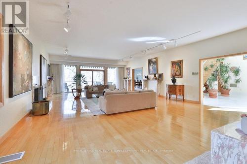 937 Whittier Crescent, Mississauga, ON - Indoor Photo Showing Living Room