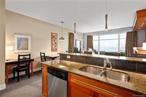 113/114B-181 Beachside Dr, Parksville, BC - Indoor Photo Showing Kitchen With Double Sink