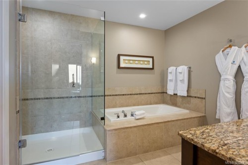 113/114B-181 Beachside Dr, Parksville, BC - Indoor Photo Showing Bathroom