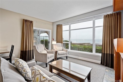113/114B-181 Beachside Dr, Parksville, BC - Indoor Photo Showing Living Room