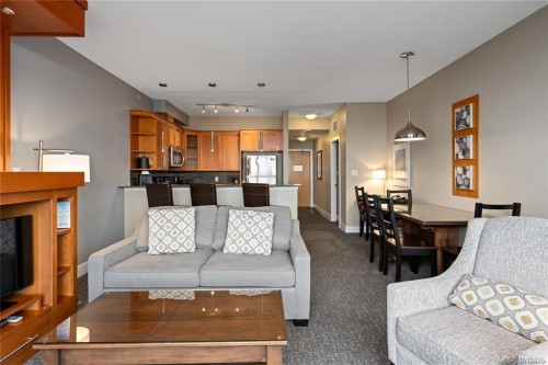 113/114B-181 Beachside Dr, Parksville, BC - Indoor Photo Showing Living Room