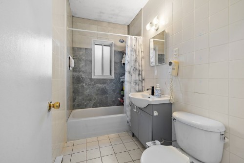 Bathroom - 2145  - 2151 Rue Bonin, Montréal (Saint-Laurent), QC - Indoor Photo Showing Bathroom