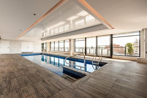 Piscine - 103-215 Av. Redfern, Westmount, QC - Indoor Photo Showing Other Room With In Ground Pool