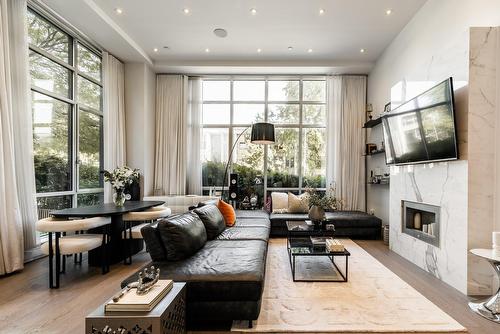 Living room - 103-215 Av. Redfern, Westmount, QC - Indoor Photo Showing Living Room With Fireplace