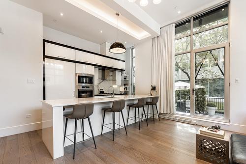 Kitchen - 103-215 Av. Redfern, Westmount, QC - Indoor Photo Showing Kitchen With Upgraded Kitchen