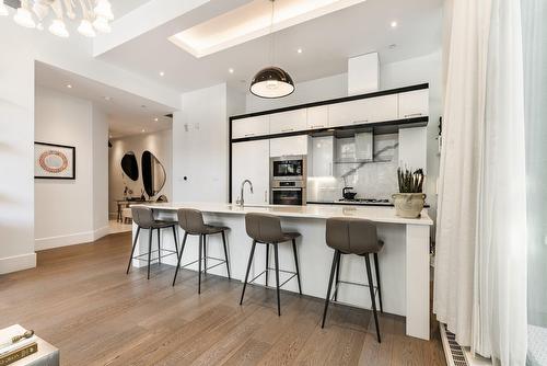 Kitchen - 103-215 Av. Redfern, Westmount, QC - Indoor Photo Showing Kitchen With Upgraded Kitchen