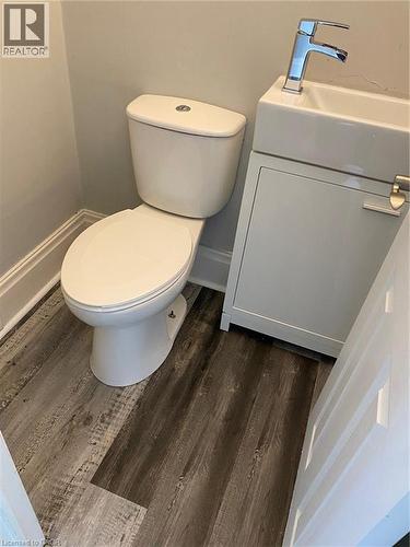 246 Madison Avenue S, Kitchener, ON - Indoor Photo Showing Bathroom