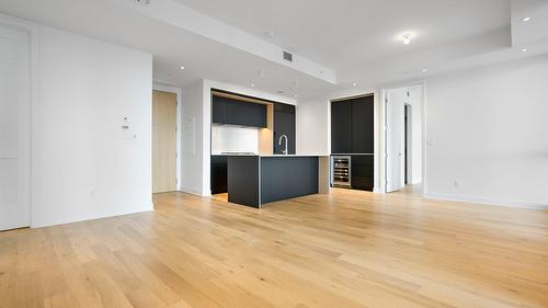 Living room - 3709-1020 Rue De La Montagne, Montréal (Ville-Marie), QC - Indoor Photo Showing Kitchen