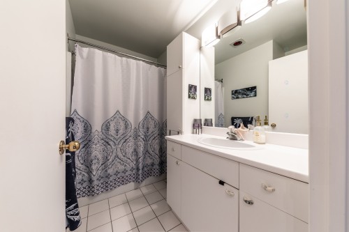 Bathroom - 202-845 Rue Rodier, Saint-Jean-Sur-Richelieu, QC - Indoor Photo Showing Bathroom