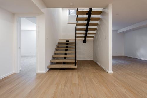 Escalier - 705 Rue Westchester, Baie-D'Urfé, QC - Indoor Photo Showing Other Room