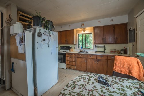 1226 Lawlor Rd, Nanaimo, BC - Indoor Photo Showing Kitchen With Double Sink