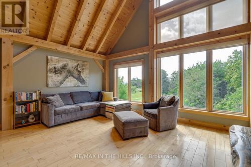 954461 7Th Line Ehs Road, Mono, ON - Indoor Photo Showing Living Room