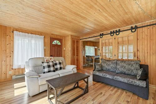 Living room - 62 Ch. Lakeview, Saint-Adolphe-D'Howard, QC - Indoor Photo Showing Living Room