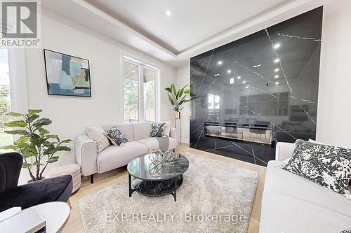 768 Montbeck Crescent, Mississauga, ON - Indoor Photo Showing Living Room