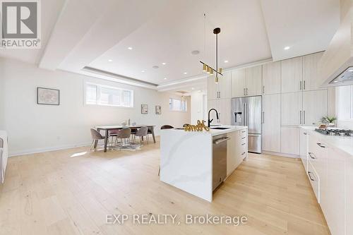 768 Montbeck Crescent, Mississauga, ON - Indoor Photo Showing Kitchen With Upgraded Kitchen