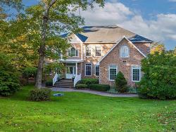 24 Glenmorren Court  Fall River, NS B2T 1A4