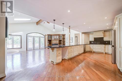 20 Blackforest Drive, Richmond Hill, ON - Indoor Photo Showing Kitchen With Upgraded Kitchen