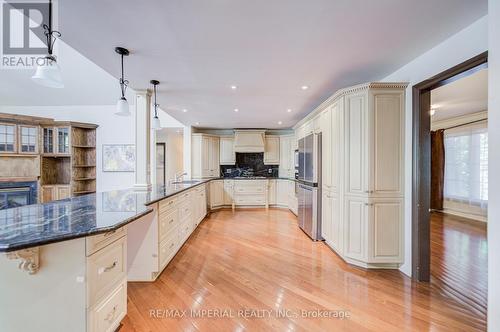 20 Blackforest Drive, Richmond Hill, ON - Indoor Photo Showing Kitchen