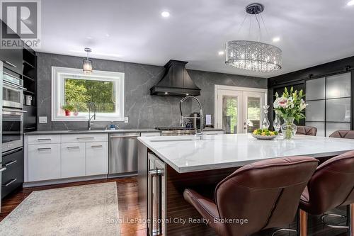 1158 Conservation Road E, Milton, ON - Indoor Photo Showing Kitchen With Upgraded Kitchen