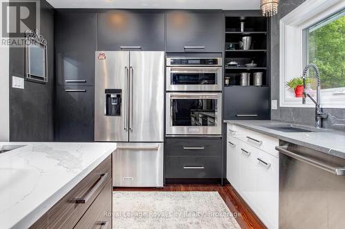 1158 Conservation Road E, Milton, ON - Indoor Photo Showing Kitchen With Upgraded Kitchen