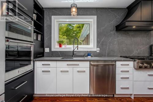 1158 Conservation Road E, Milton, ON - Indoor Photo Showing Kitchen With Upgraded Kitchen