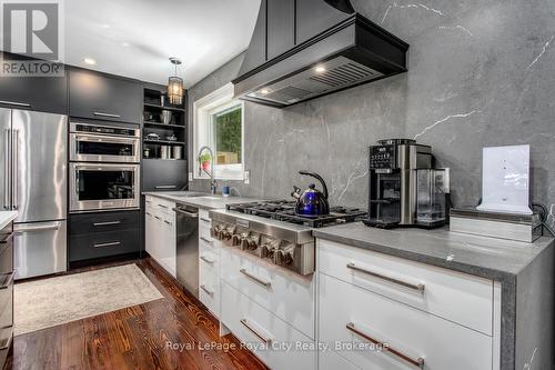 1158 Conservation Road E, Milton, ON - Indoor Photo Showing Kitchen With Upgraded Kitchen