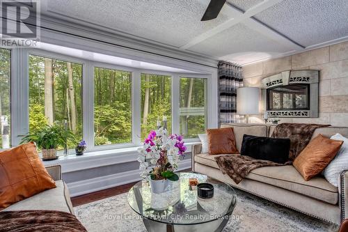 1158 Conservation Road E, Milton, ON - Indoor Photo Showing Living Room