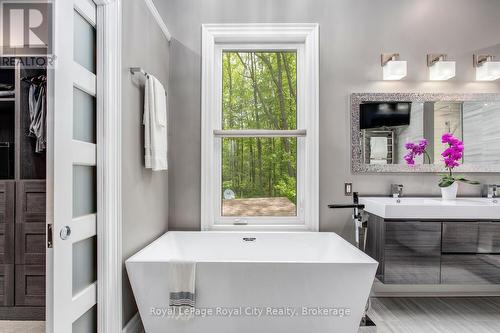 1158 Conservation Road E, Milton, ON - Indoor Photo Showing Bathroom