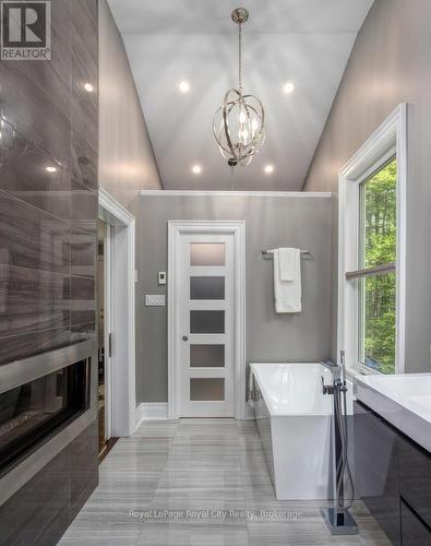 1158 Conservation Road E, Milton, ON - Indoor Photo Showing Bathroom