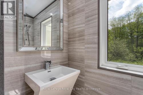 1158 Conservation Road E, Milton, ON - Indoor Photo Showing Bathroom