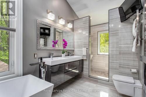 1158 Conservation Road E, Milton, ON - Indoor Photo Showing Bathroom