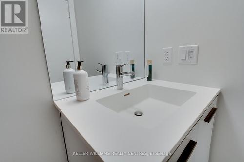 419 - 185 Deerfield Road, Newmarket, ON - Indoor Photo Showing Bathroom