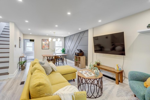 39 East Bend Avenue S, Hamilton, ON - Indoor Photo Showing Living Room