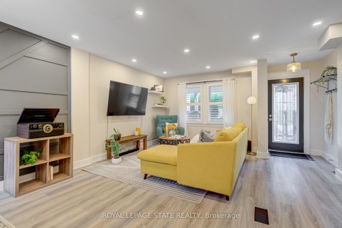 39 East Bend Avenue S, Hamilton, ON - Indoor Photo Showing Living Room With Fireplace
