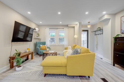 39 East Bend Avenue S, Hamilton, ON - Indoor Photo Showing Living Room