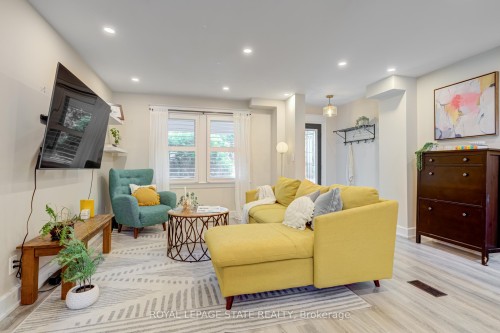 39 East Bend Avenue S, Hamilton, ON - Indoor Photo Showing Living Room