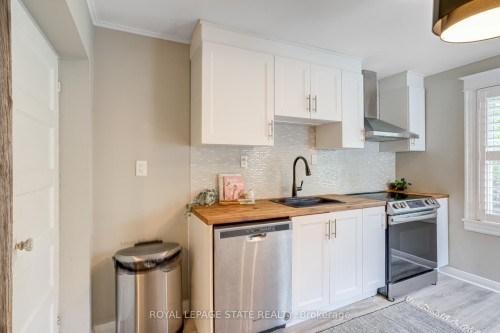 39 East Bend Avenue S, Hamilton, ON - Indoor Photo Showing Kitchen With Upgraded Kitchen
