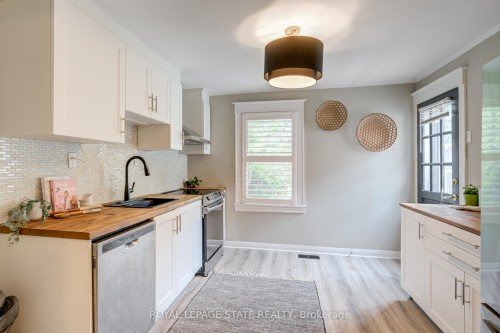 39 East Bend Avenue S, Hamilton, ON - Indoor Photo Showing Kitchen