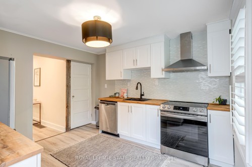 39 East Bend Avenue S, Hamilton, ON - Indoor Photo Showing Kitchen With Upgraded Kitchen