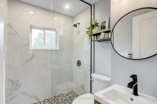 39 East Bend Avenue S, Hamilton, ON - Indoor Photo Showing Bathroom