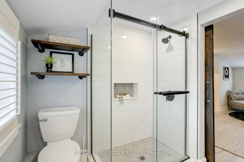 39 East Bend Avenue S, Hamilton, ON - Indoor Photo Showing Bathroom